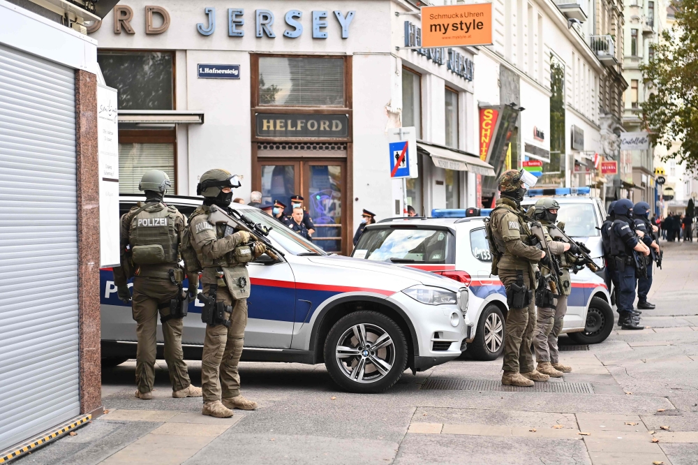 Policemen secure the area around a crime scene in Vienna on November 3, 2020, one day after the shooting at multiple locations across central Vienna. AFP / (Joe Klamar)