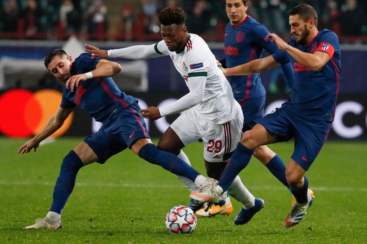 Atletico Madrid's Mexican midfielder Hector Herrera, Lokomotiv Moscow's Cape Verdean forward Ze Luis and Atletico Madrid's Spanish midfielder Koke vie for the ball during the UEFA Champions League football match between Lokomotiv Moscow and Atletico Madri