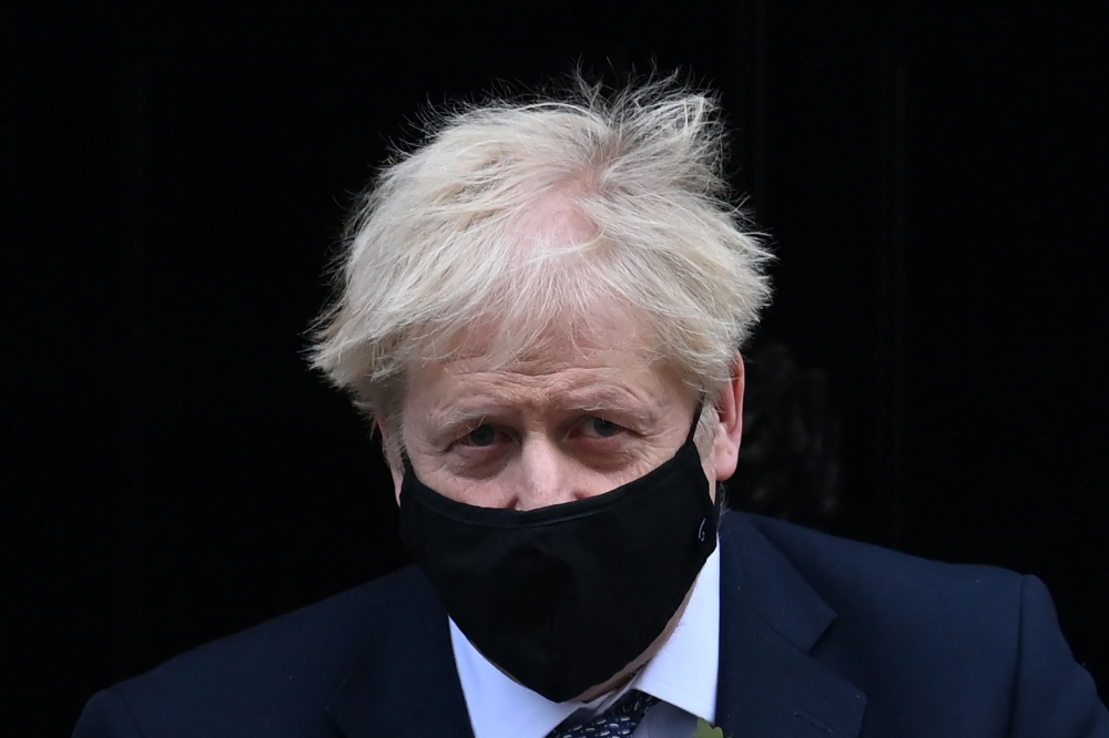 Britain's Prime Minister Boris Johnson, wearing a face mask, leaves number 10 Downing Street in central London to take part in Prime Minister's Questions (PMQs) in Parliament on November 4, 2020. / AFP / DANIEL LEAL-OLIVAS
