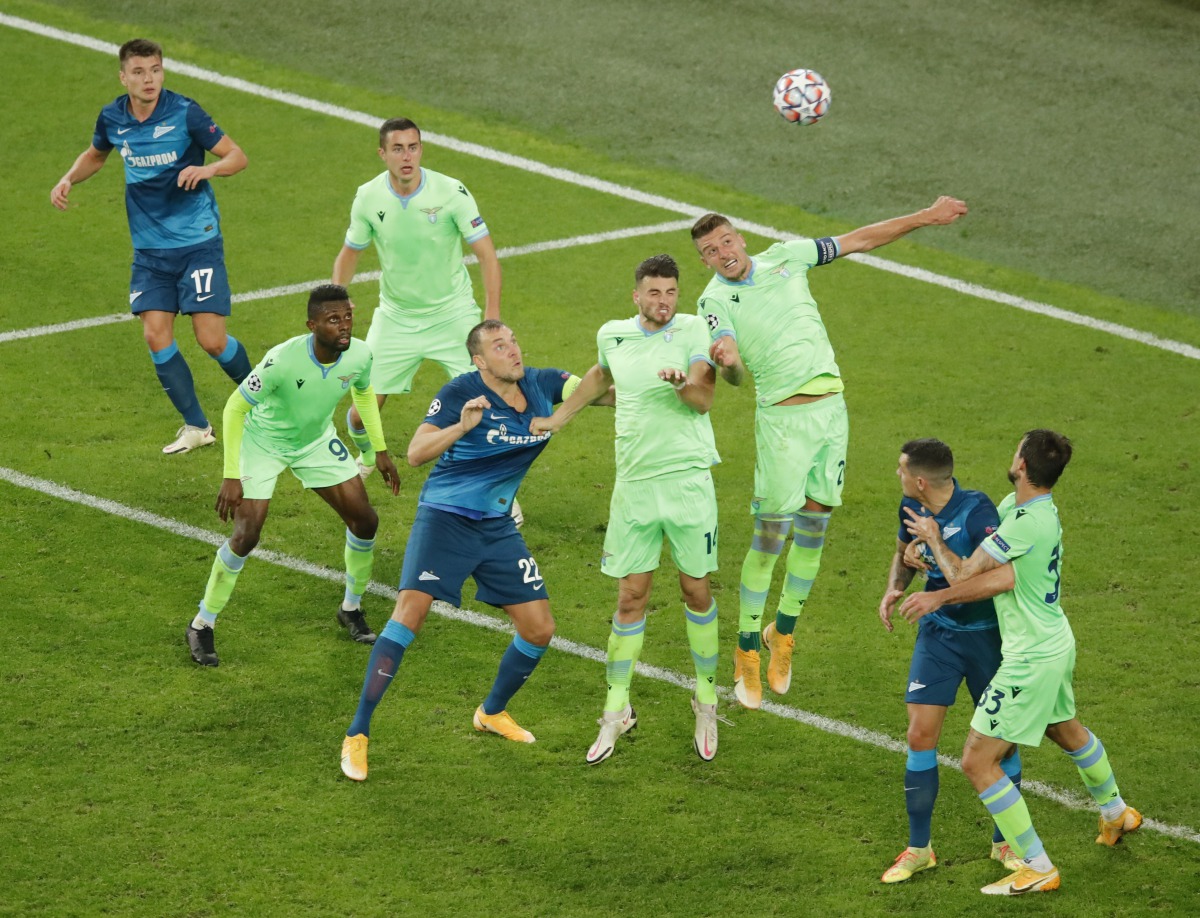 Soccer Football - Champions League - Group F - Zenit Saint Petersburg v Lazio - Gazprom Arena, Saint Petersburg, Russia - November 4, 2020 Lazio’s Wesley Hoedt in action with Zenit Saint Petersburg's Artem Dzyuba REUTERS/Anton Vaganov
