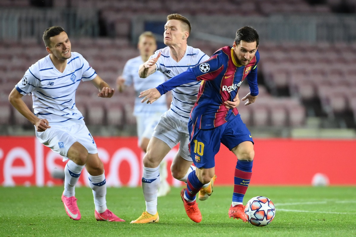 Barcelona's Argentine forward Lionel Messi (R) vies with Dynamo Kiev's Ukrainian defender Illia Zabarnyi during the UEFA Champions League group G football match between Barcelona and Dynamo Kiev at the Camp Nou stadium in Barcelona, on November 4, 2020. /