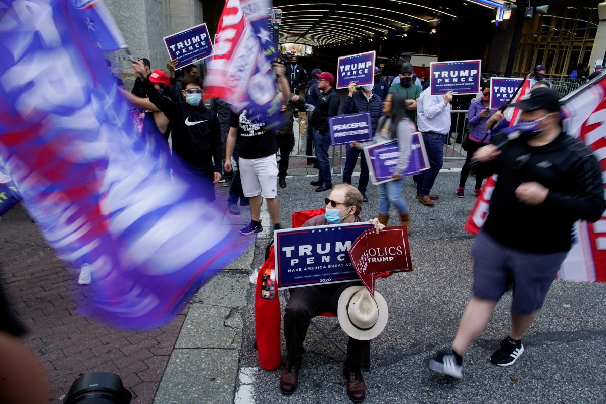 Supporters of U.S. president Donald Trump rally as votes continue to be counted following the 2020 U.S. presidential election, in Philadelphia, Pennsylvania, U.S., November 5, 2020. REUTERS/Eduardo Munoz

