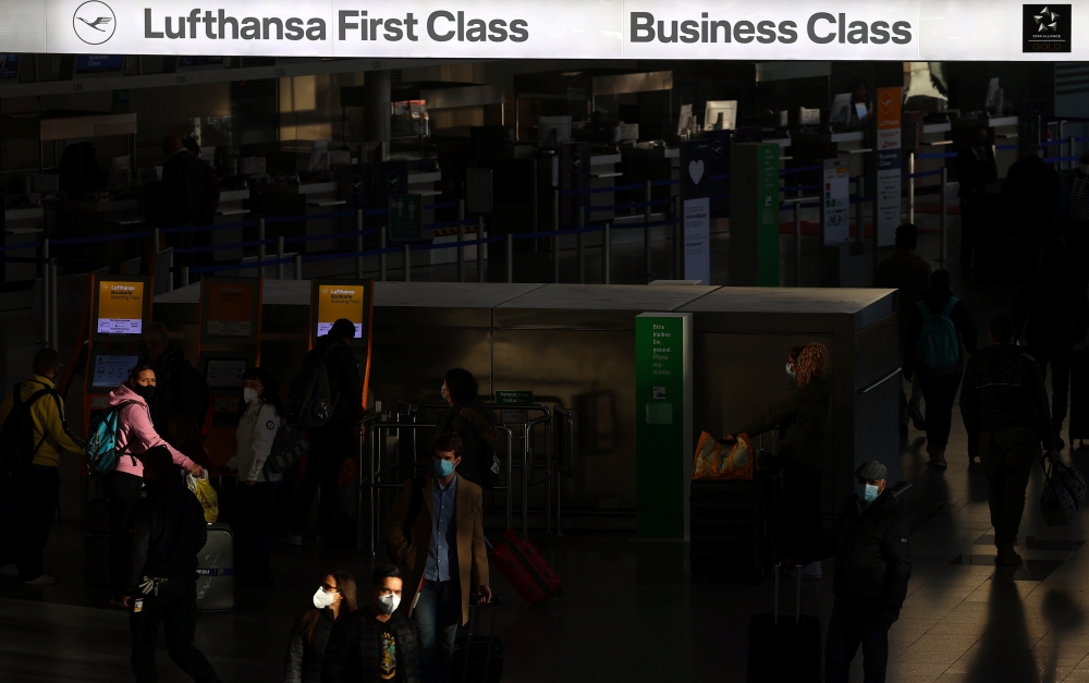 Passengers check in for the first and business class of German air carrier Lufthansa at Frankfurt Airport as the spread of the coronavirus disease (COVID-19) continues in Frankfurt, Germany, November 6, 2020. REUTERS/Kai Pfaffenbach