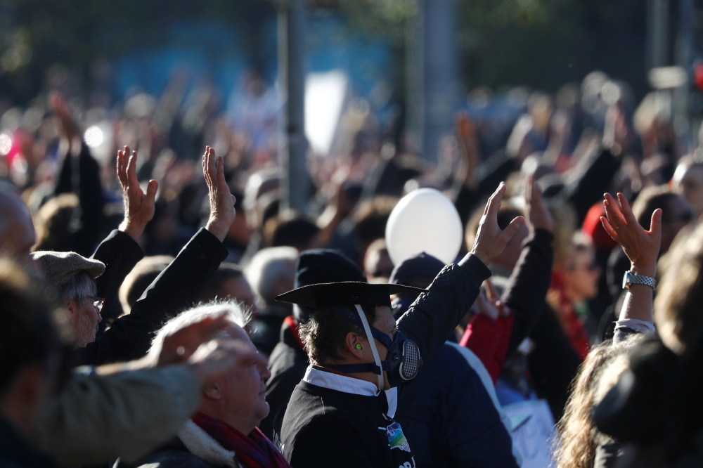Demonstrators attend a rally against the government's restrictions, following the coronavirus disease (COVID-19) outbreak, in Leipzig, Germany, November 7, 2020. REUTERS/Kai Pfaffenbach