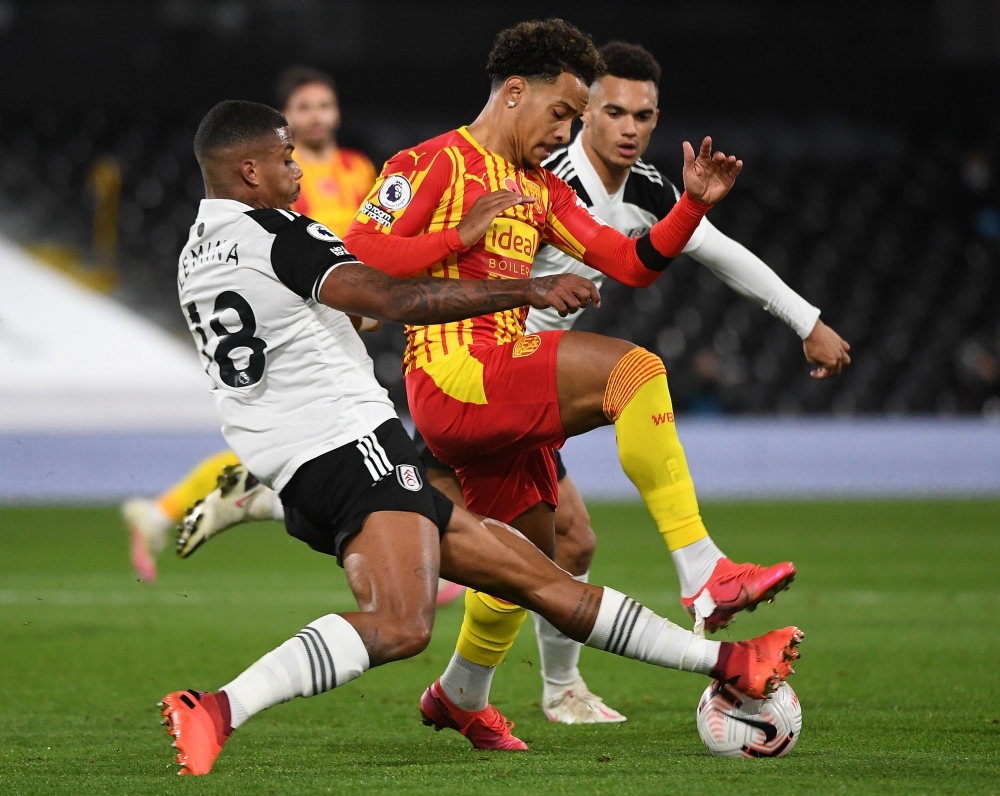 Fulham's Gabonese midfielder Mario Lemina (L) vies with West Bromwich Albion's Brazilian midfielder Matheus Pereira during the English Premier League football match between Fulham and West Bromwich Albion at Craven Cottage in London on November 2, 2020. 