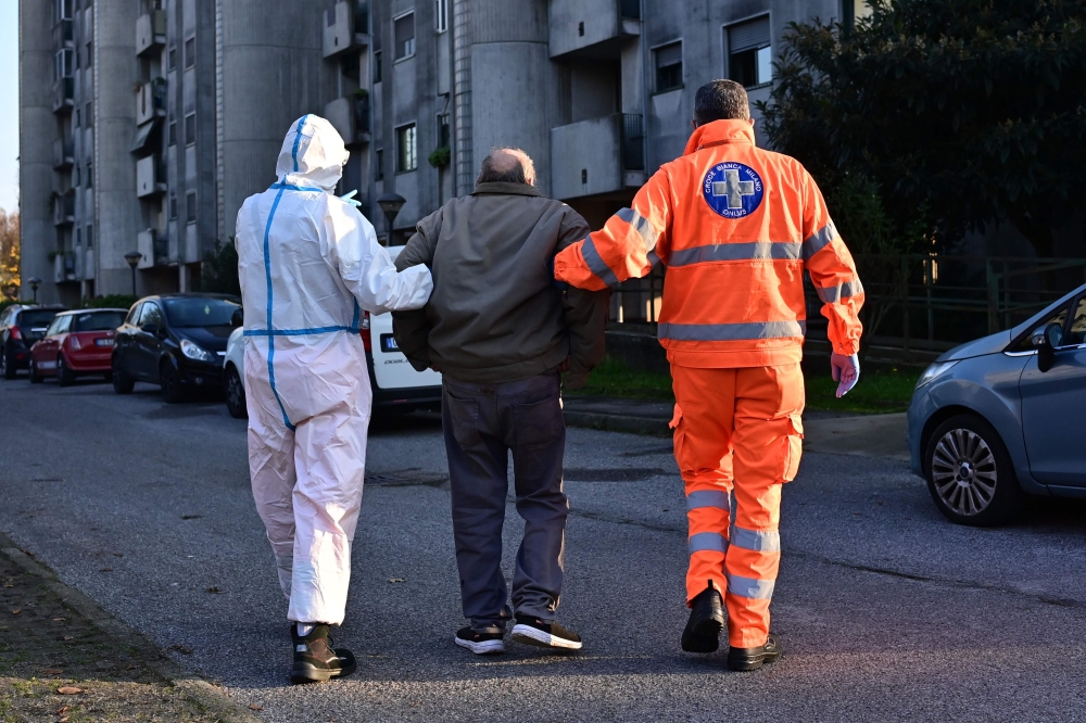 TOPSHOT - Emergency workers of the Italian Voluntary Association of First Aid and Public Assistance 