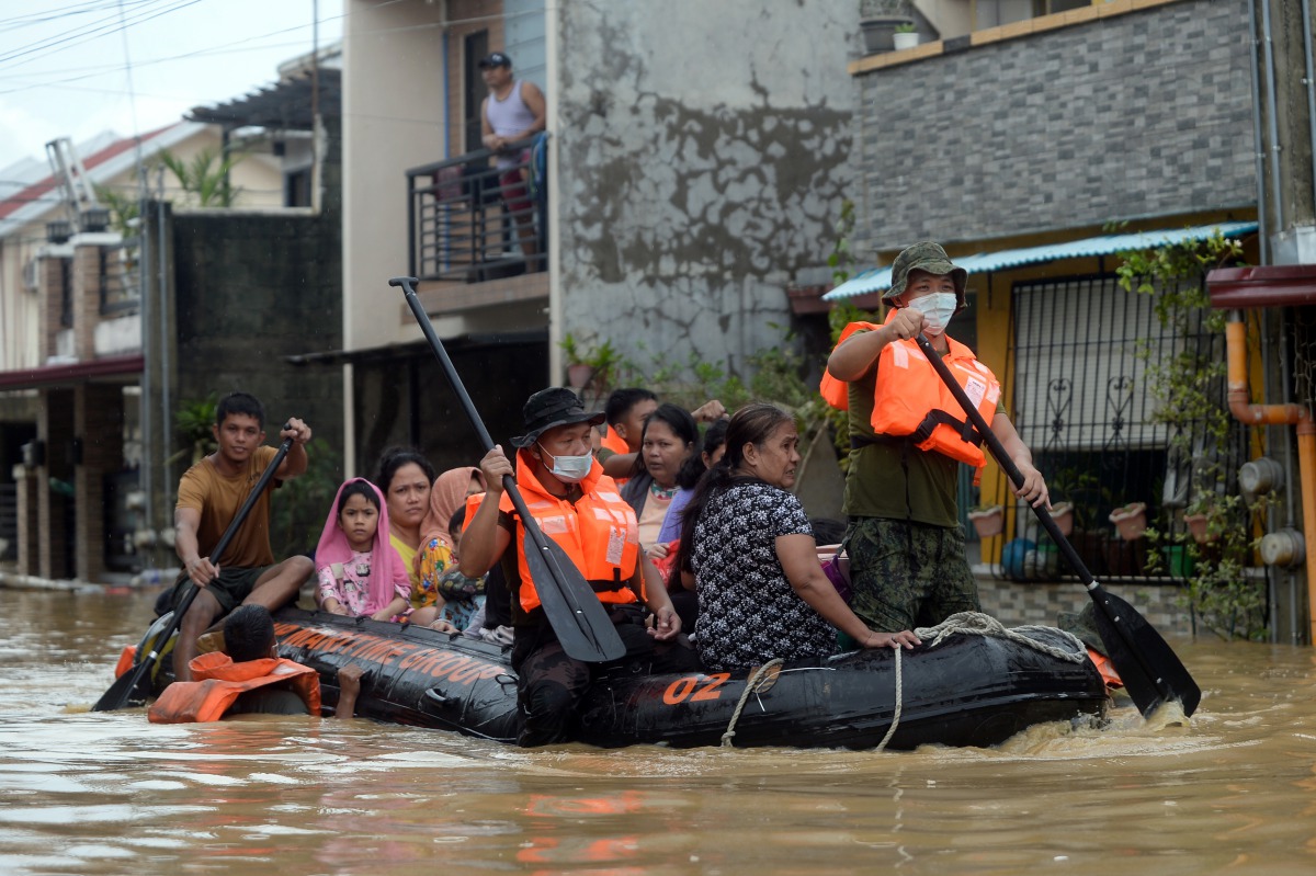 Residents on a rescue boat are evacuated from their flooded houses following Typhoon Vamco, in Rizal Province, Philippines, November 12, 2020. REUTERS/Lisa Marie David
