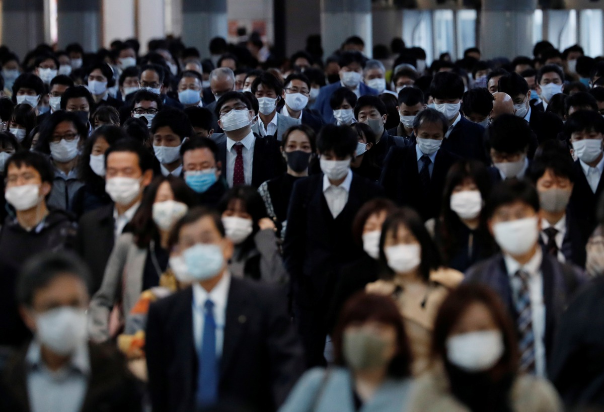 People wearing protective masks, following the coronavirus disease (COVID-19) outbreak, make their way at Shinagawa station in TOKYO, Japan November 13, 2020. REUTERS/Kim Kyung-Hoon
