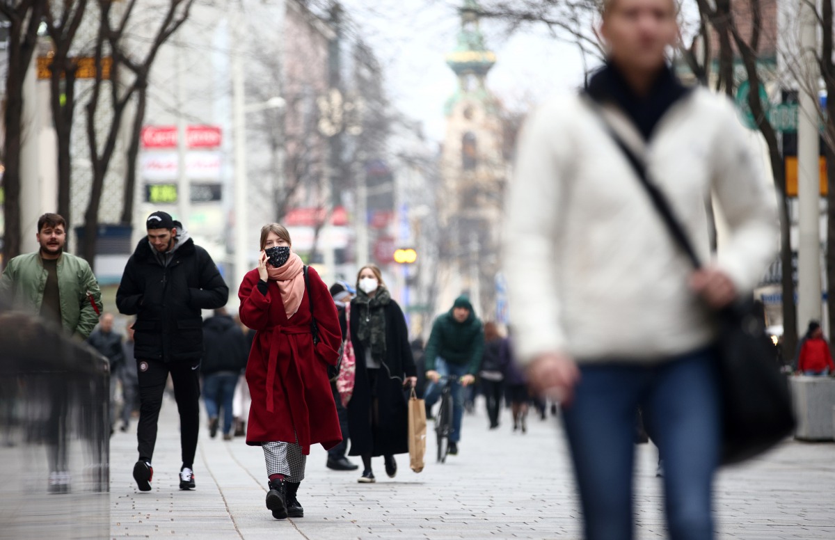 People with protective masks walk down a shopping street during the second lockdown as the coronavirus disease (COVID-19) outbreak continues in Vienna, Austria, November 13, 2020. REUTERS/Lisi Niesner
