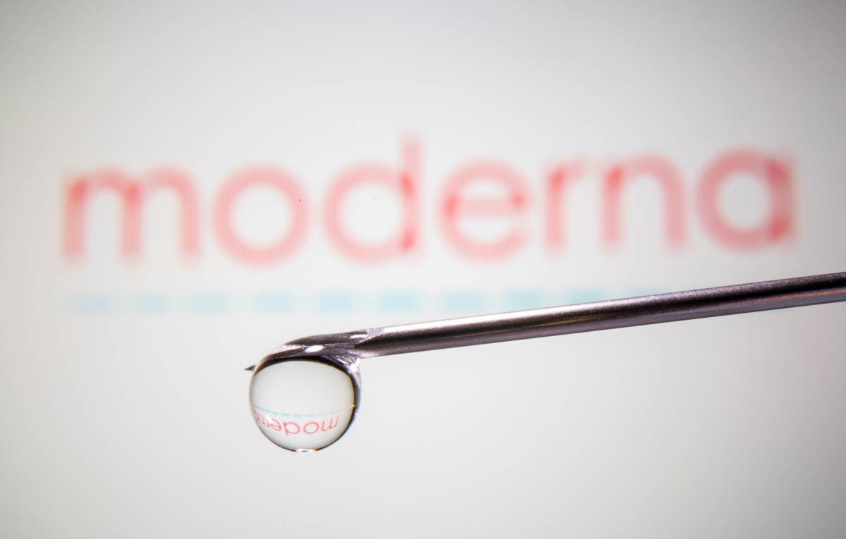 FILE PHOTO: Moderna's logo is reflected in a drop on a syringe needle in this illustration taken November 9, 2020. REUTERS/Dado Ruvic/Illustration/File Photo
