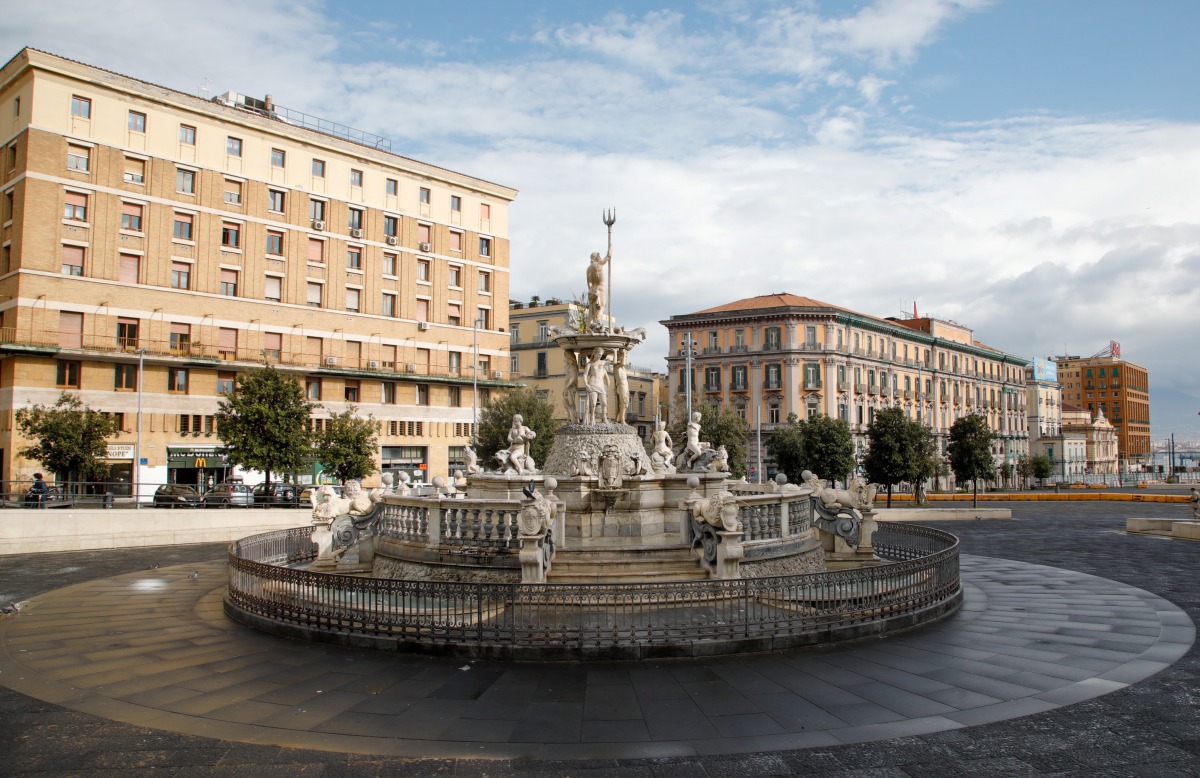 A view shows the Fountain of Neptune as the region of Campania becomes a 'red zone', as part of tougher measures to tackle the spread of the coronavirus disease (COVID-19), in Naples, Italy November 16, 2020. REUTERS/Ciro De Luca
