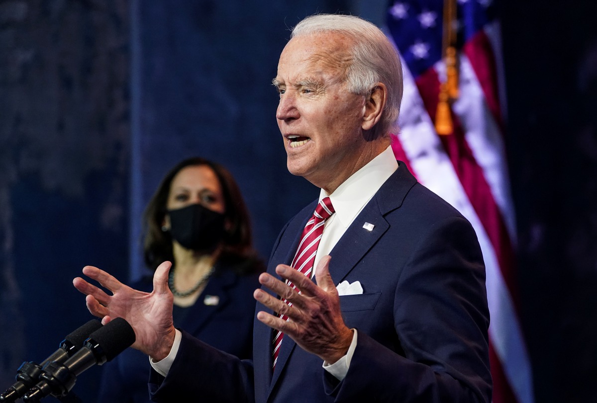 U.S. President-elect Joe Biden speaks about the U.S. economy as Vice President-elect Kamala Harris stands by following their briefing with economic advisers in Wilmington, Delaware, U.S., November 16, 2020. REUTERS/Kevin Lamarque
