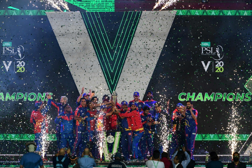 Karachi Kings' cricketers celebrate with the trophy after winning the Pakistan Super League (PSL) Twenty20 cricket final match between the Karachi Kings and Lahore Qalandars at the National Stadium in Karachi on November 17, 2020. / AFP / Asif HASSAN
