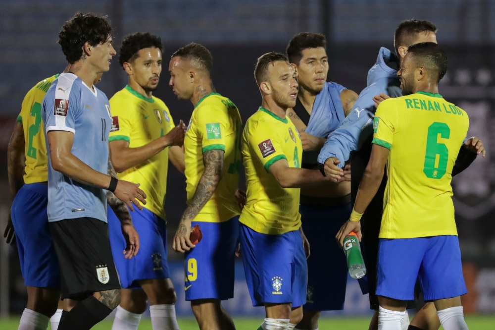 Players of Brazil celebrate after defeating Uruguay 2-0 in a closed-door 2022 FIFA World Cup South American qualifier football match at the Centenario Stadium in Montevideo on November 17, 2020. / AFP / POOL / Raul MARTINEZ