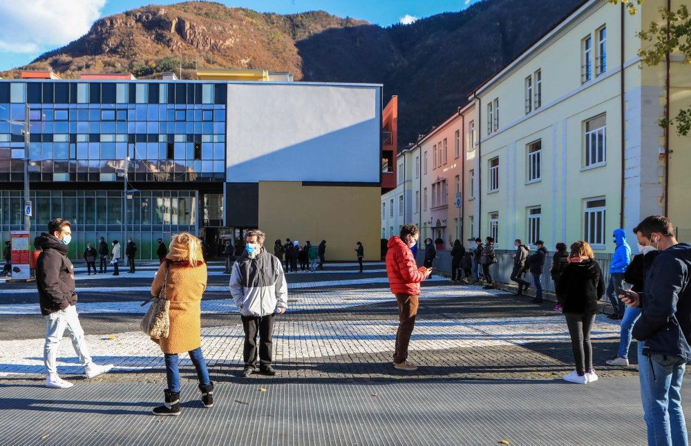 Outside a Covid testing facility set up at the Rosenbach Civic Center in the Oltrisarco district of Bolzano, South Tyrol, Northern Italy. AFP / PIERRE TEYSSOT