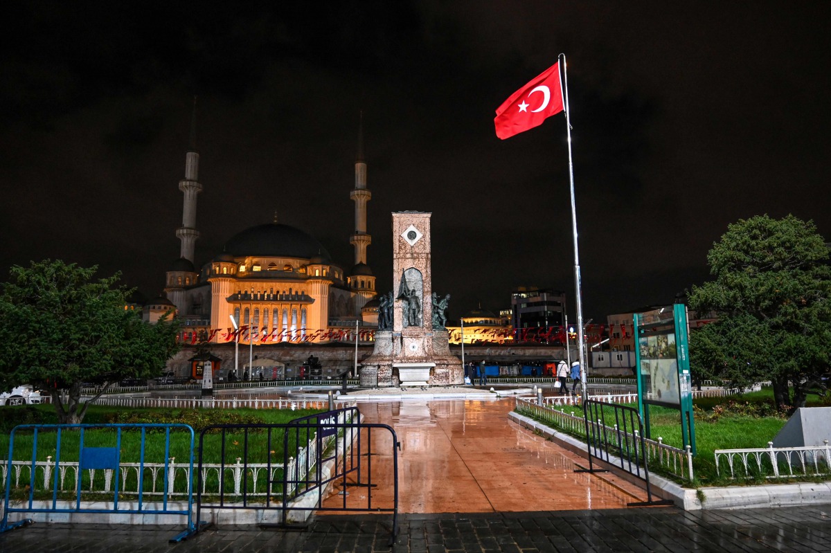 An empty Taksim square is pictured during the weekend curfew on November 21, 2020 in Istanbul. A partial curfew that apply from 8 pm until 10 am to fight rising coronavirus infections and growing deaths starts in Turkey. / AFP / Ozan KOSE

