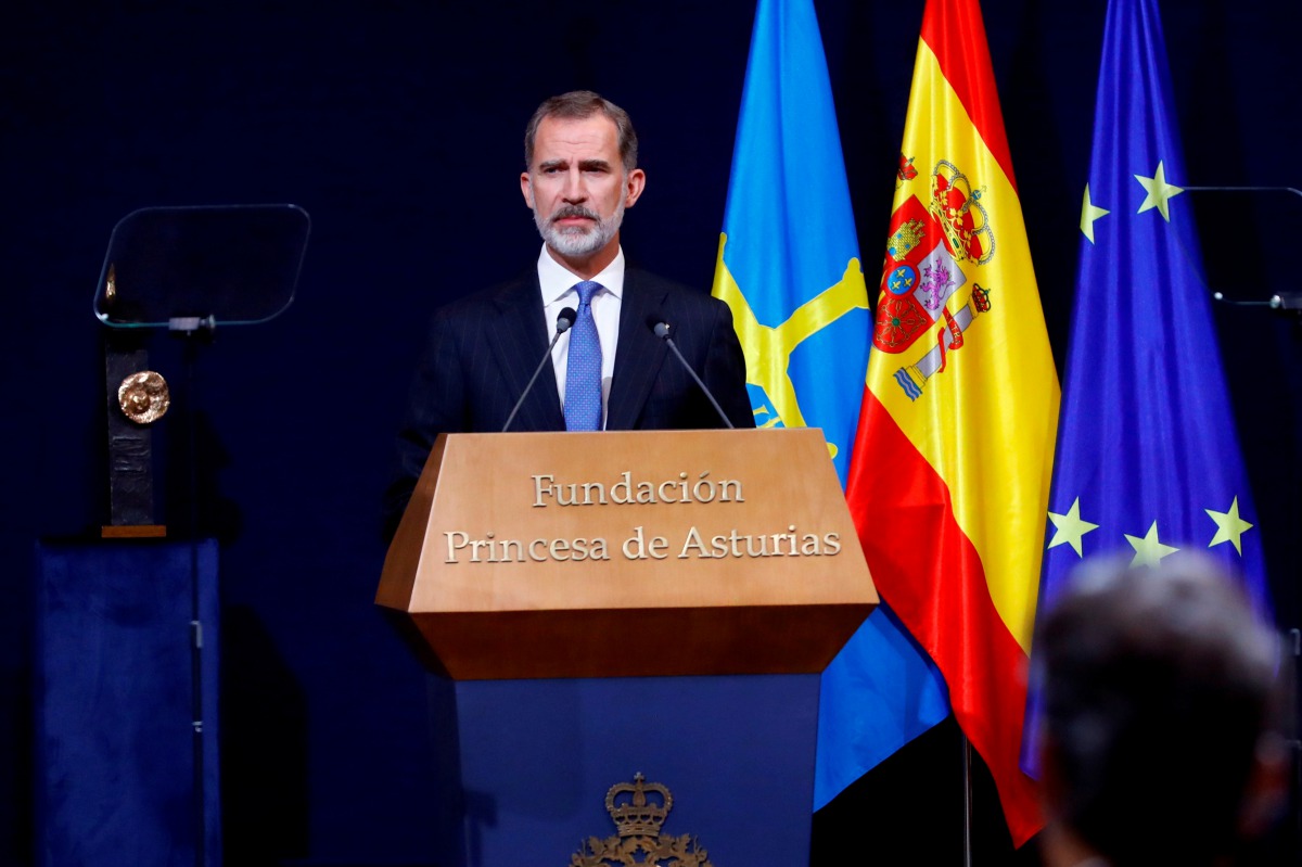 FILE PHOTO: Spain's King Felipe delivers a speech during the Princess of Asturias Award ceremony at Reconquista hotel in Oviedo, Spain, October 16, 2020. Andres Ballesteros/Pool via REUTERS/File Photo
