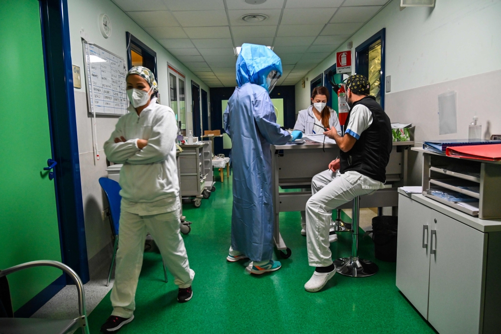 Nurse Care Coordinator, Silvana Di Florio (C), wearing protective gear, prepares to enter in the COVID-19 Intensive Care Unit (ICU) of the Tor Vergata hospital on November 24, 2020 in Rome.  AFP / ANDREAS SOLARO