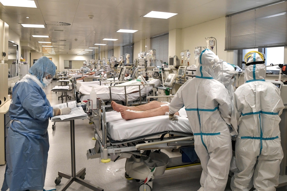 Nurses attend a Covid-19 patient at the intensive care unit of a hospital in Athens on November 20, 2020.  AFP / LOUISA GOULIAMAKI