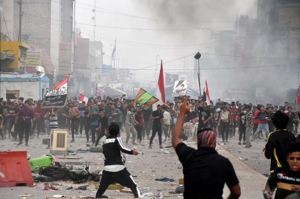 Anti-government protesters clash with supporters of Iraqi Shi'ite cleric Moqtada al-Sadr in Nassiriya, Iraq November 27, 2020. REUTERS/Ahmed Dhahi