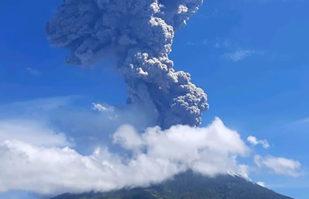 A volcanic eruption from Mount Ili Lewotolok in Lembata, East Nusa Tenggara spewing ash some 4,000 meters high. November 29, 2020.  AFP 