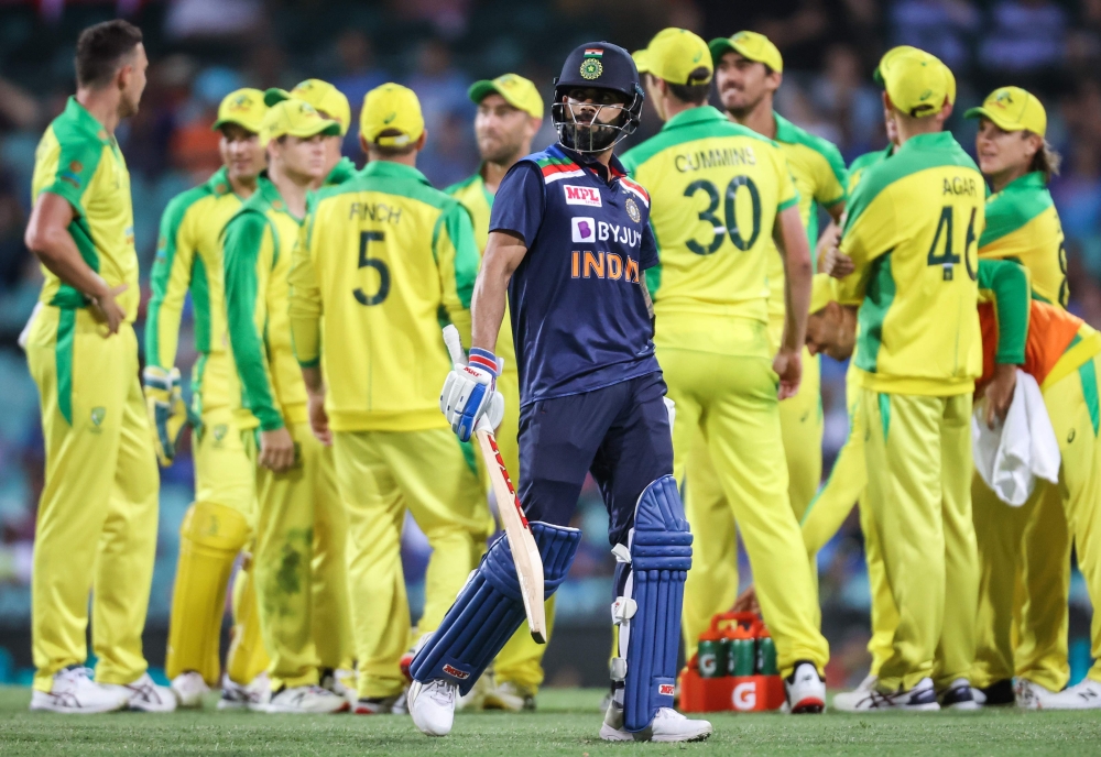 India's captain Virat Kohli (C) reacts as he walks off the ground after being dismissed by Australia's Josh Hazlewood during the one-day cricket match at the Sydney Cricket Ground (SCG) in Sydney on November 29, 2020. AFP / DAVID GRAY 