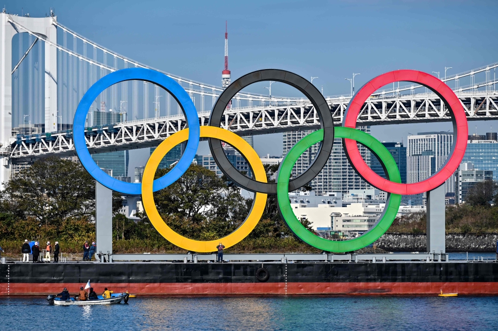 The Olympic rings are reinstalled at the waterfront in Tokyo on December 1, 2020. / AFP / Charly Triballeau