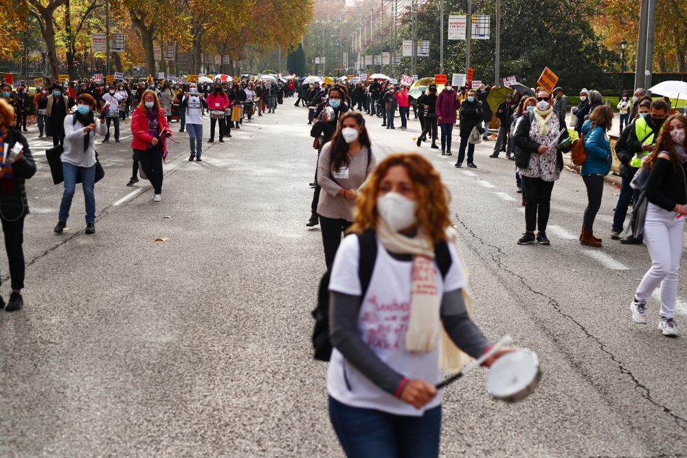 Protestors march in support of public health services amid the coronavirus disease (COVID-19) pandemic in Madrid, Spain, November 29, 2020. REUTERS/Javier Barbancho