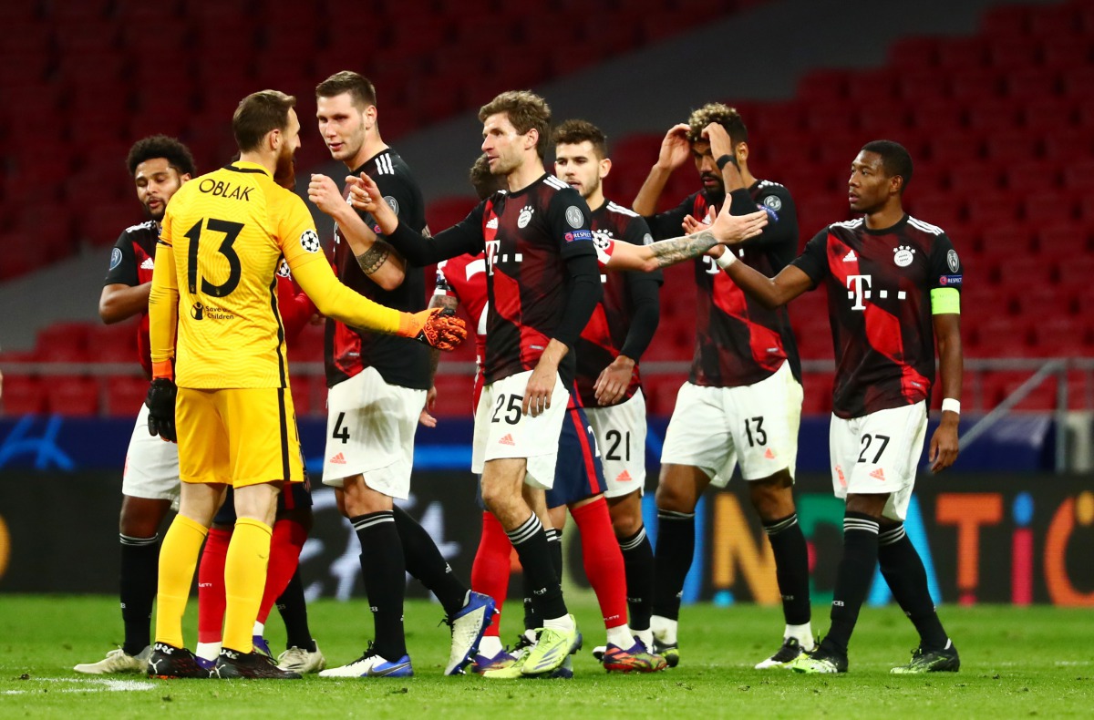 Soccer Football - Champions League - Group A - Atletico Madrid v Bayern Munich - Wanda Metropolitano, Madrid, Spain - December 1, 2020 Bayern Munich's Thomas Muller and Atletico Madrid's Jan Oblak embrace at the end of the match REUTERS/Sergio Perez
