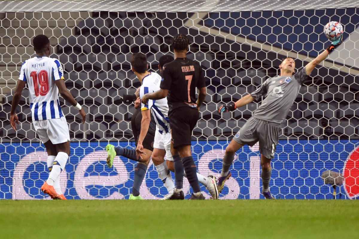 FC Porto's Argentine goalkeeper Agustin Marchesin (R) stops the ball during the UEFA Champions League group C football match between FC Porto and Manchester City at the Dragao stadium in Porto on December 1, 2020. / AFP / POOL / MIGUEL RIOPA

