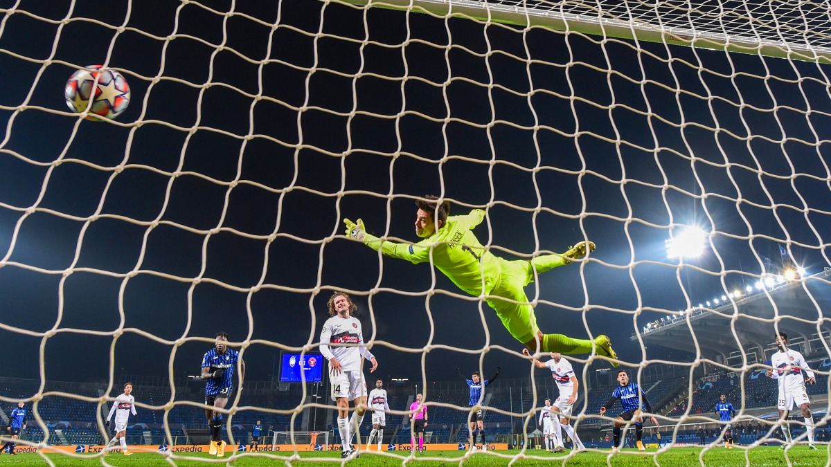 Midtjylland's Danish goalkeeper Jesper Hansen (C) concedes the equalizing goal from Atalanta's Argentine defender Cristian Romero (3rdr rear) during the UEFA Champions League Group D football match Atalanta vs Midtjylland on December 1, 2020 at the Azzurr