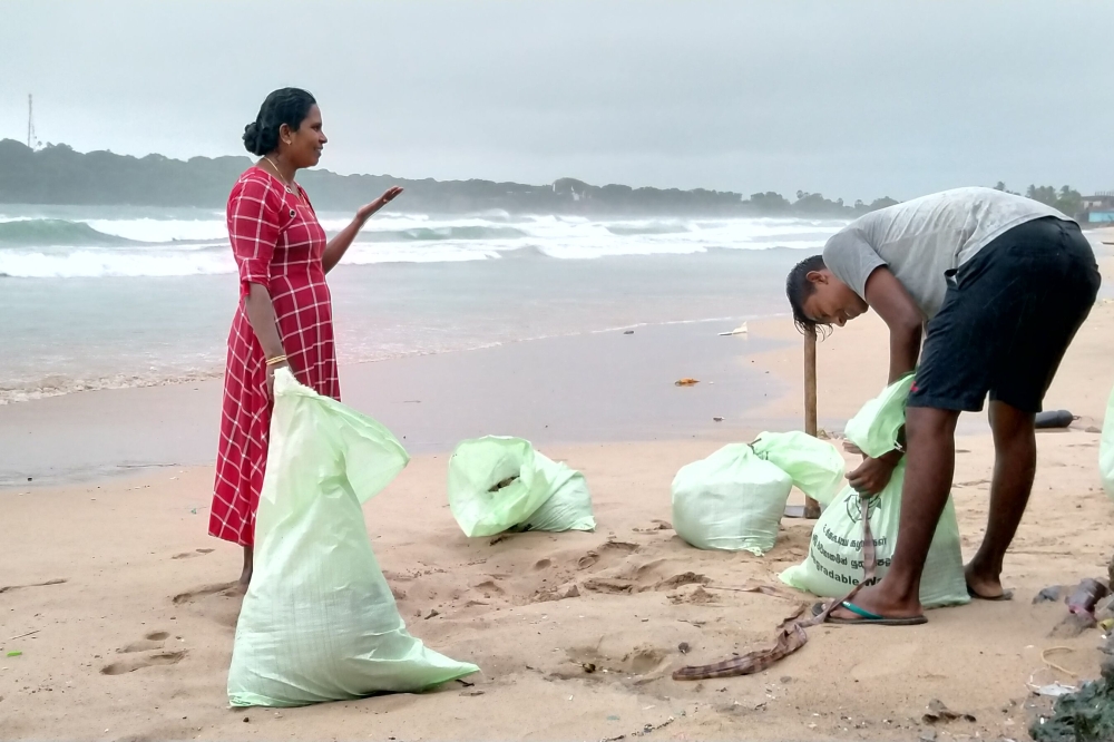 Residents prepare sandbags to protect their homes ahead of cyclone Burevi landfall in Sri Lanka's north-eastern coast, in Trincomalee on December 2, 2020. AFP / STR