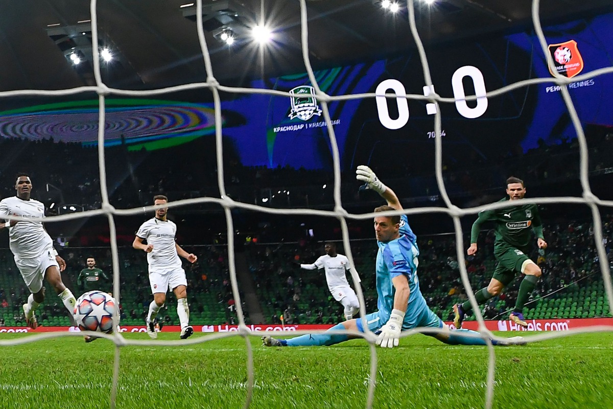 FK Krasnodar's Swedish forward Marcus Berg scores the opening goal past Rennes' French goalkeeper Romain Salin during the UEFA Champions League football match between FK Krasnodar and Rennes at the Krasnodar stadium in Krasnodar on December 2, 2020. / AFP
