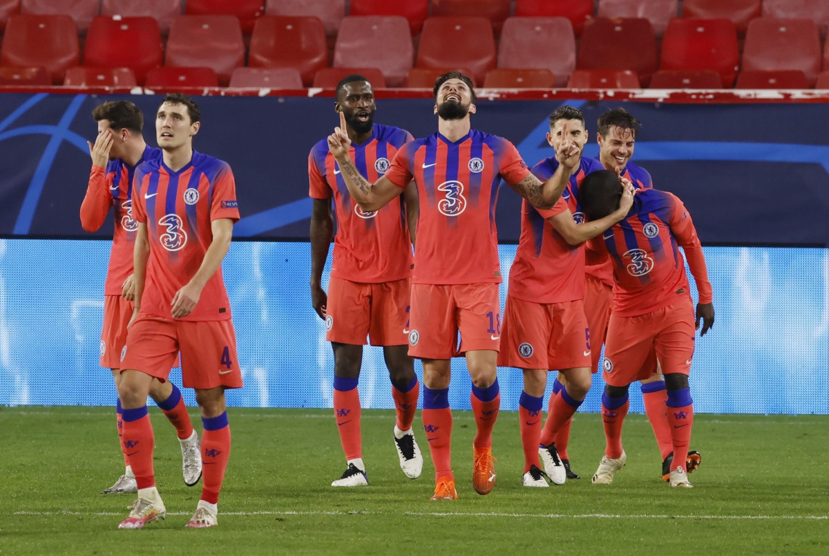 Soccer Football - Champions League - Group E - Sevilla v Chelsea - Ramon Sanchez Pizjuan, Seville, Spain - December 2, 2020 Chelsea's Olivier Giroud celebrates scoring their third goal with teammates REUTERS/Marcelo Del Pozo
