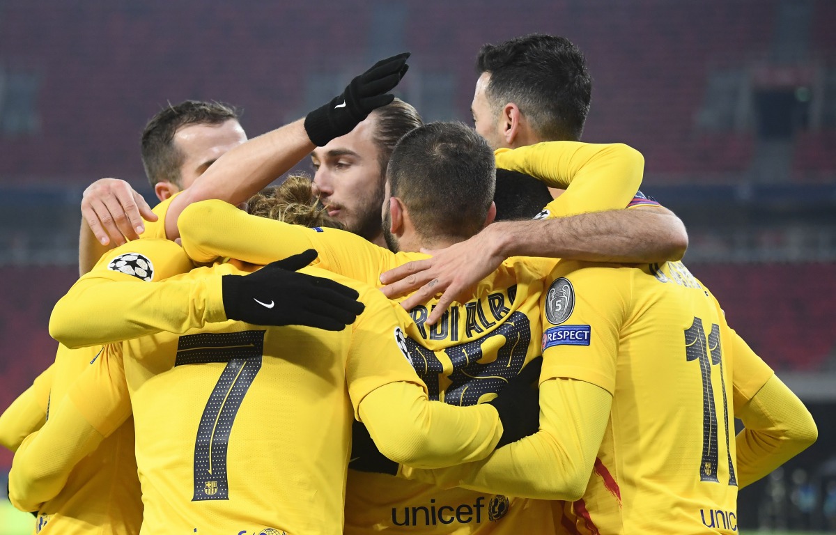Barcelona's French midfielder Antoine Griezmann (2nd L) celebrates scoring with his team-mates during the UEFA Champions League football match Ferencvaros TC v FC Barcelona in Budapest on December 2, 2020. / AFP / Attila KISBENEDEK
