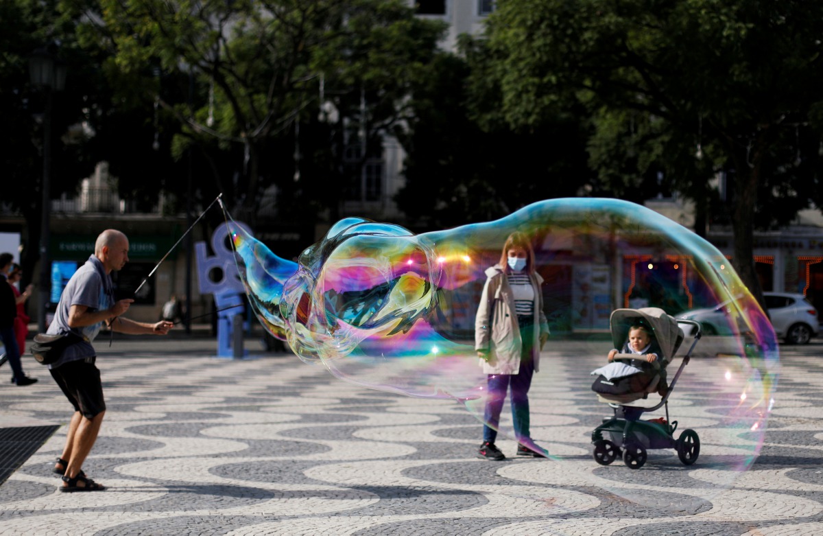 FILE PHOTO: A street artist performs with soap bubbles at Rossio square during the coronavirus disease (COVID-19) outbreak, in downtown Lisbon, Portugal October 31, 2020. REUTERS/Rafael Marchante/File Photo
