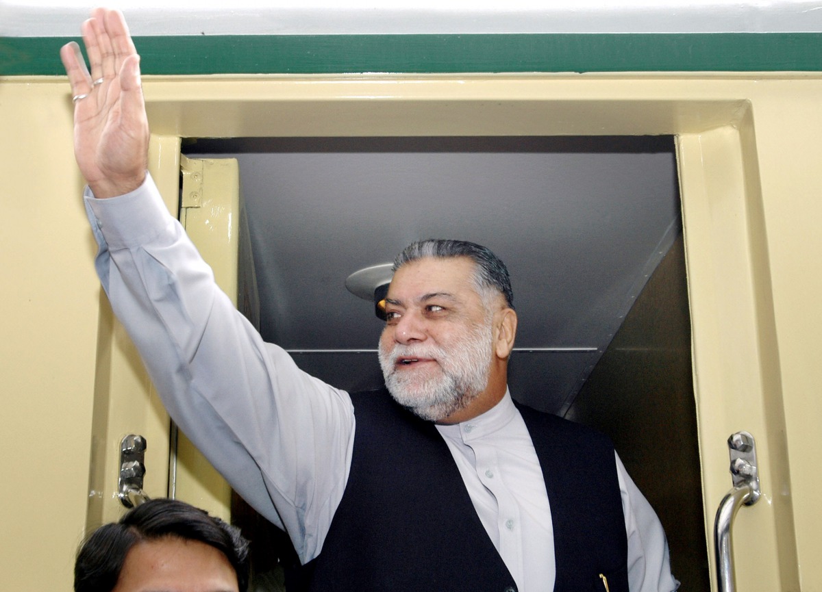 (FILES) In this file photo taken on July 3, 2004, former Pakistani Prime Minister Zafarullah Jamali waves to supporters as he boards a train to return to his home town in southwest province Baluchistan at the Rawalpindi railway station. Mir Zafarullah Kha