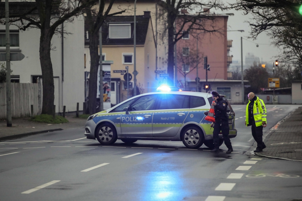 Police closes a street as people leave their home area in the Gallus district in Frankfurt am Main, western Germany, during an evacuation on early morning of December 6, 2020. AFP / Armando BABANI