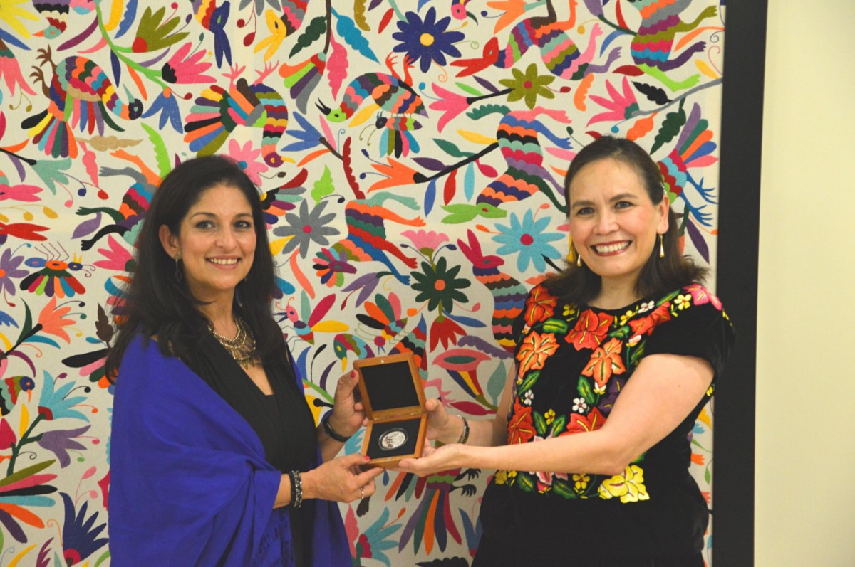 Mexican Ambassador to Qatar H E  Graciela Gomez Garcia honouring Cristina Cobos during an event held recently.