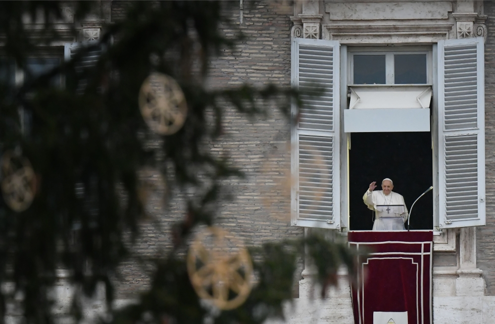 Pope Francis addresses the crowd from the window of the apostolic palace overlooking St. Peter's square during his Angelus prayer on December 6, 2020 at the Vatican. / AFP / Alberto PIZZOLI