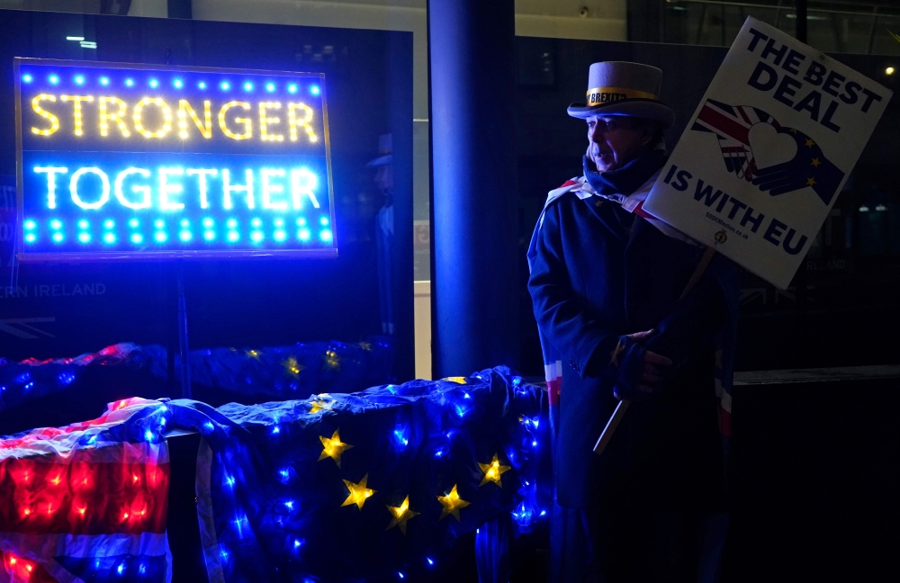 Anti-Brexit activist Steve Bray stands with a placard as he protests outside a conference centre in central London on December 4, 2020, as talks continue on a trade deal between the EU and the UK. / AFP / Niklas HALLE'N

