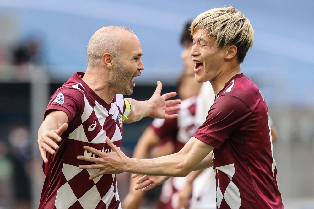 Kobe's midfielder Andres Iniesta celebrates his goal with teammates during the AFC Champions League round of 16 football match between Japan's Vissel Kobe and China's Shanghai SIPG on December 7, 2020 at the Khalifa International Stadium in the Qatari cap