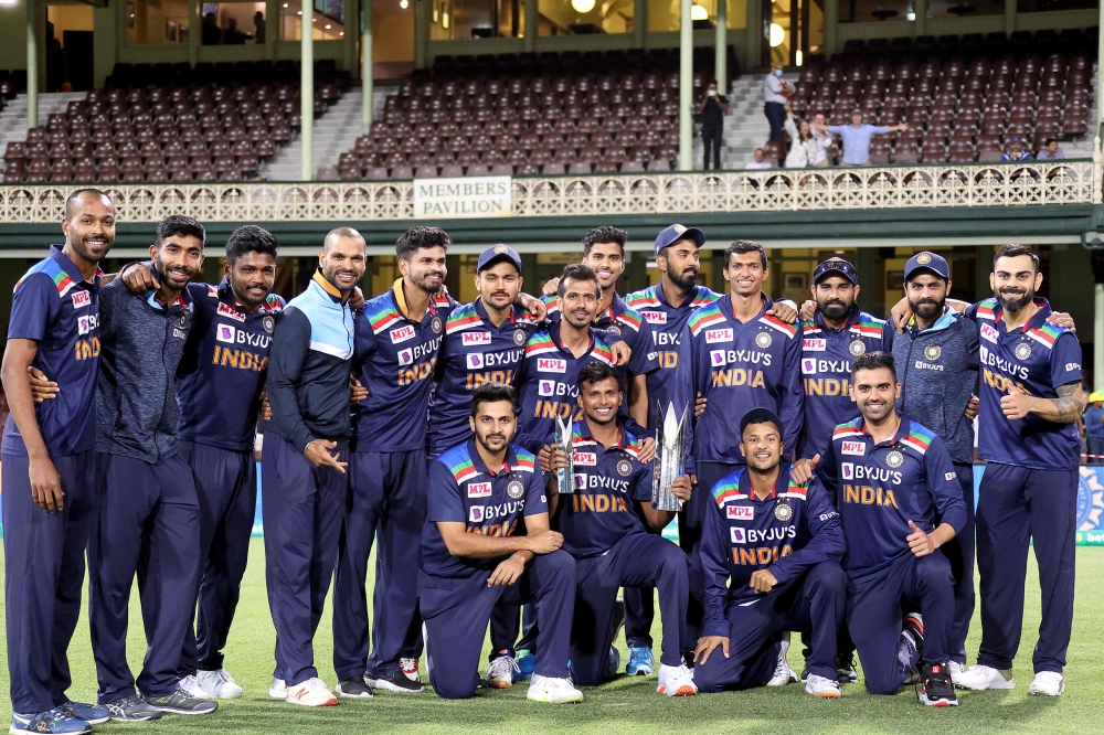 Indian players pose for pictures with the winning Dettol T20 cricket series trophy after the third match between Australia and India at the Sydney Cricket Ground (SCG) in Sydney on December 8, 2020. AFP / David Gray