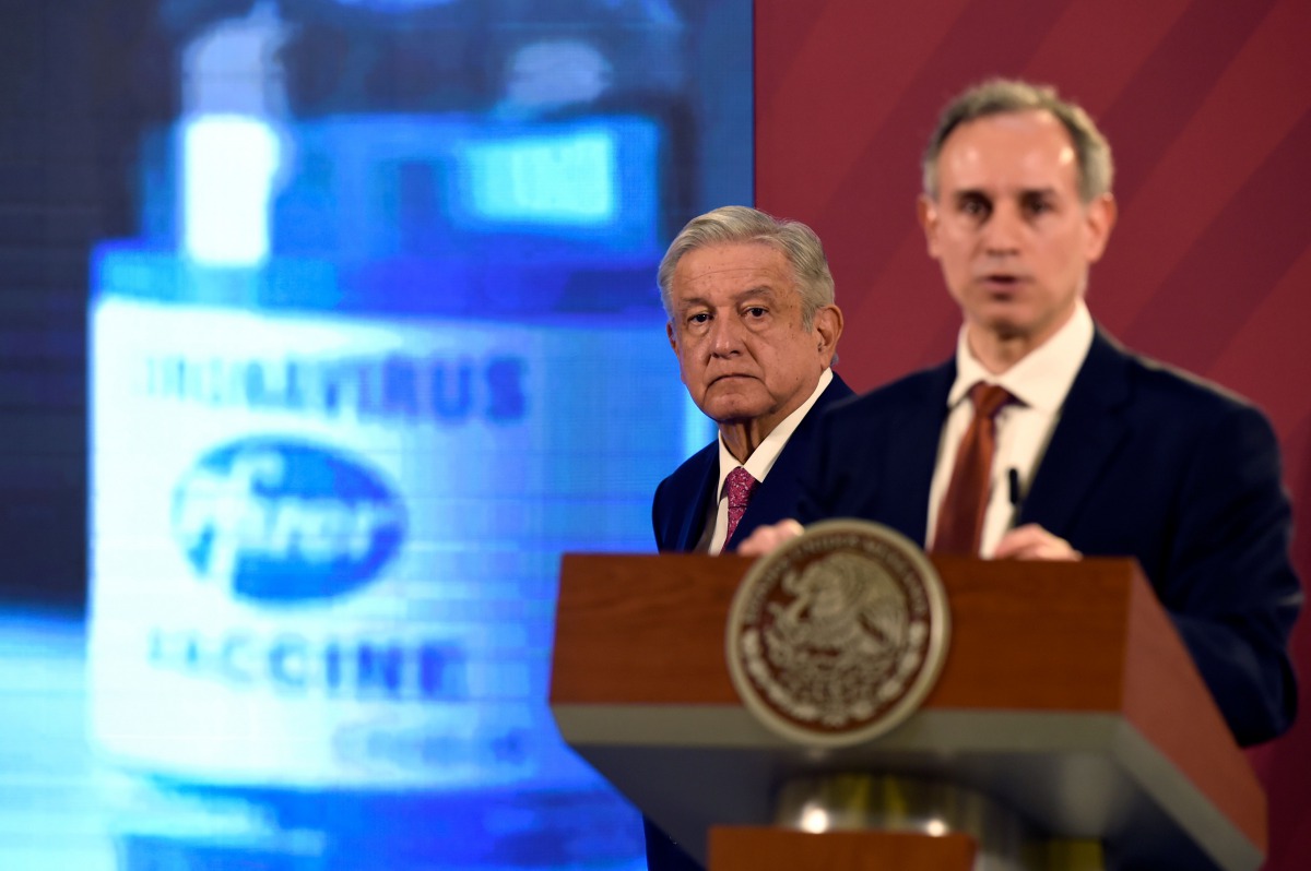 Mexican President Andres Manuel Lopez Obrador listens to Mexico's deputy Health Minister Hugo Lopez-Gatell during his daily press conference at the Palacio Nacional in Mexico City on December 8, 2020. / AFP / ALFREDO ESTRELLA
