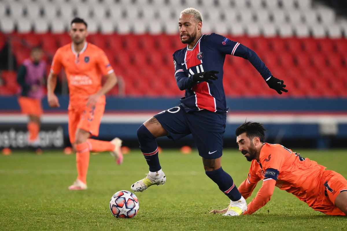 Paris Saint-Germain's Brazilian forward Neymar (L) is challenged by Istanbul Basaksehir's Turkish midfielder Mahmut Tekdemir during the UEFA Champions League group H football match between Paris Saint-Germain (PSG) and Istanbul Basaksehir FK at the Parc d