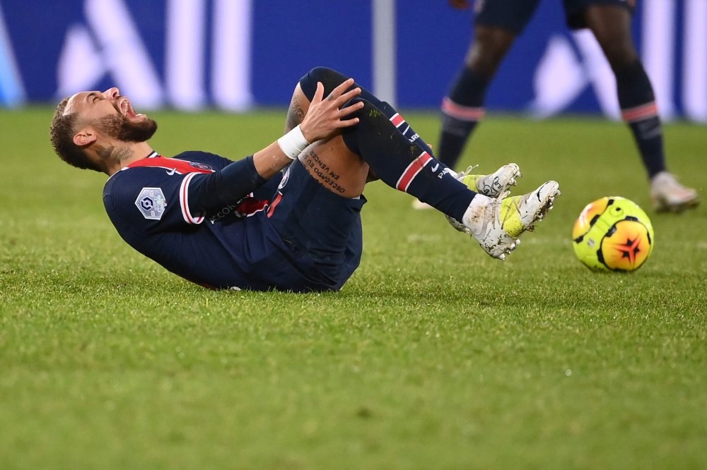 Paris Saint-Germain's Brazilian forward Neymar reacts after getting tackled during the French L1 football match between Paris Saint-Germain (PSG) and Lyon (OL), on December 13, 2020 at the Parc des Princes stadium in Paris. / AFP / Franck Fife 