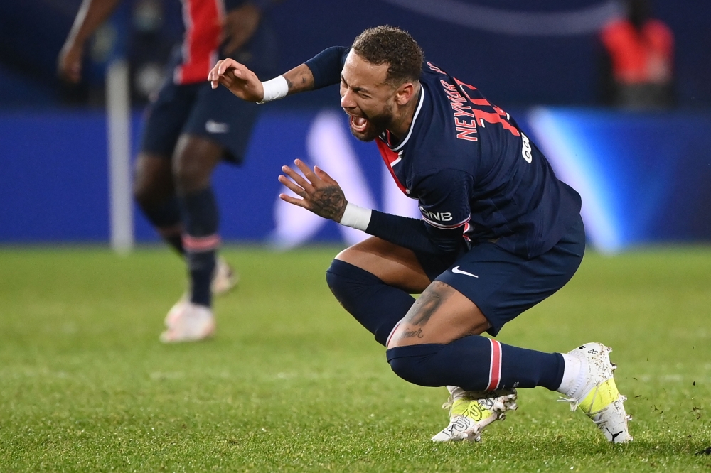 Paris Saint-Germain's Brazilian forward Neymar reacts after getting tackled during the French L1 football match between Paris Saint-Germain (PSG) and Lyon (OL), on December 13, 2020 at the Parc des Princes stadium in Paris. / AFP / FRANCK FIFE
