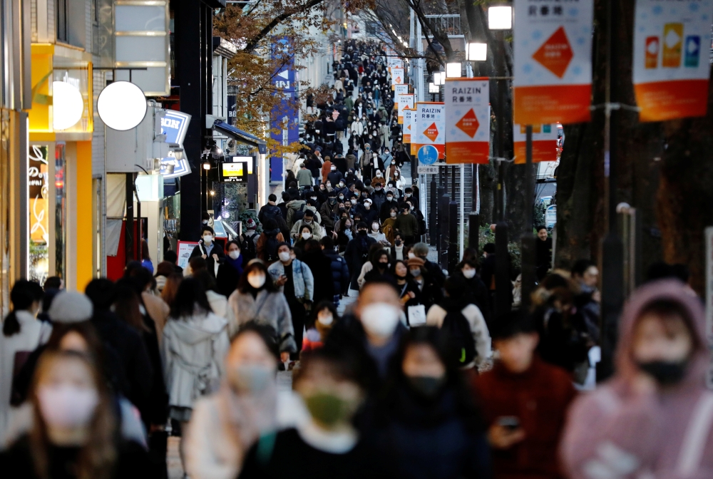 Pedestrians wearing protective masks amid the coronavirus disease (COVID-19) outbreak, make their way at a shopping district in Tokyo, Japan, December 17, 2020. (Reuters/Kim Kyung-Hoon)