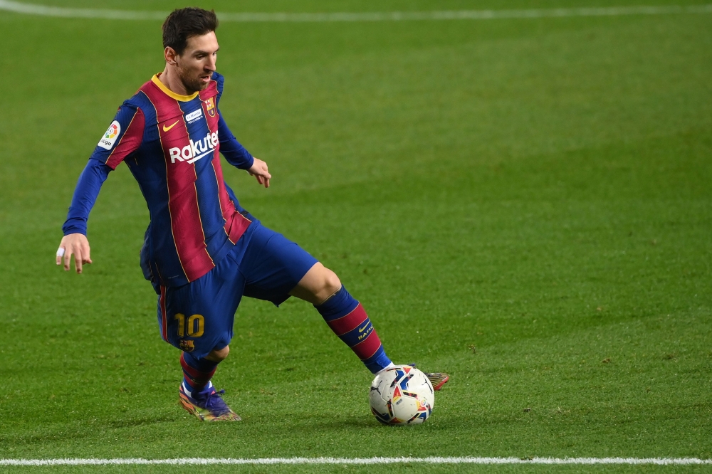 Barcelona's Argentinian forward Lionel Messi controls the ball during the Spanish league football match between FC Barcelona and Valencia CF at the Camp Nou stadium in Barcelona on December 19, 2020. (AFP / LLUIS GENE)