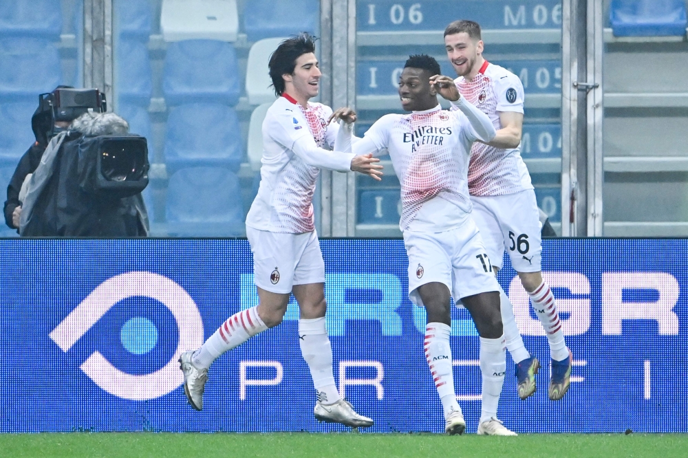 AC Milan's Portuguese forward Rafael Leao (C) celebrates after opening the scoring during the Italian Serie A football match Sassuolo vs AC Milan on December 20, 2020 at the Mapei stadium in Sassuolo. / AFP / Alberto PIZZOLI